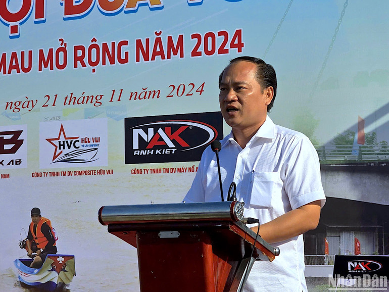Phó Giám đốc Sở Văn hóa-Thể thao và Du lịch Cà Mau Nguyễn Chí Công phát biểu tại lễ khai mạc Ngày hội đua vỏ lãi vào sáng 21/11.