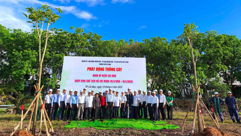 Lãnh đạo tỉnh Cà Mau chụp hình lưu niệm tại lễ phát động trồng cây.