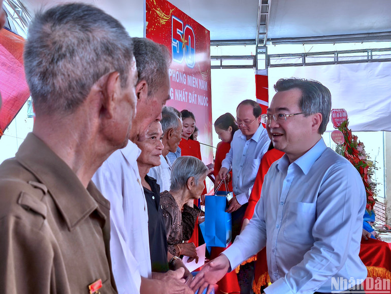 Phó Bí thư Thường trực Thành ủy Thành phố Hồ Chí Minh Nguyễn Thanh Nghị trao tặng quà tặng gia đình chính sách ở xã Tân Bằng tại lễ khởi công.