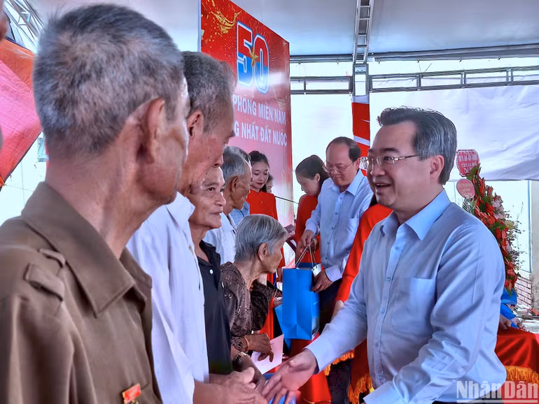 Phó Bí thư Thường trực Thành ủy Thành phố Hồ Chí Minh Nguyễn Thanh Nghị trao tặng quà tặng gia đình chính sách ở xã Tân Bằng tại lễ khởi công.