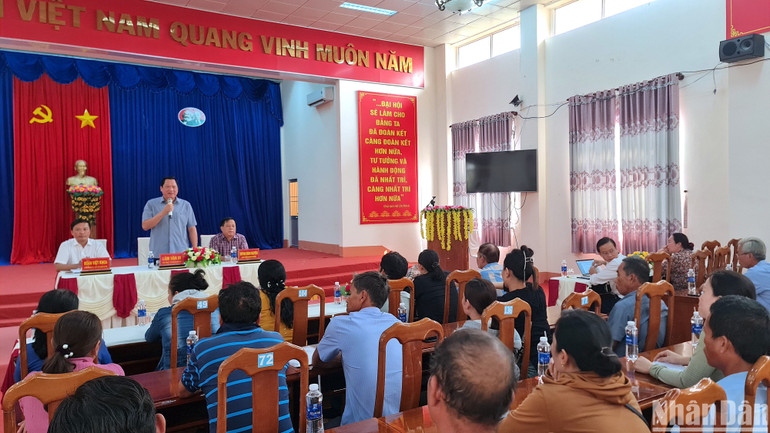 Phó Chủ tịch Ủy ban nhân dân tỉnh Cà Mau Lâm Văn Bi (đứng) trả lời một số thắc mắc, kiến nghị của người dân. Phó Chủ tịch Ủy ban nhân dân tỉnh Cà Mau Lâm Văn Bi (đứng) trả lời một số thắc mắc, kiến nghị của người dân.