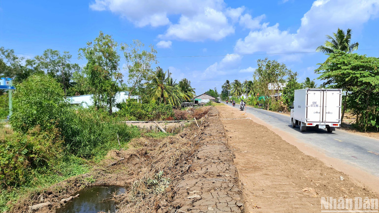 Việc mở rộng tuyến đường U Minh-Khánh Hội còn nhiều hộ chưa đồng thuận phần hỗ trợ về đất đai liên quan đến Kênh xáng Lộ Xe (bên trái hình). Việc mở rộng tuyến đường U Minh-Khánh Hội còn nhiều hộ chưa đồng thuận phần hỗ trợ về đất đai liên quan đến Kênh xáng Lộ Xe (bên trái hình).