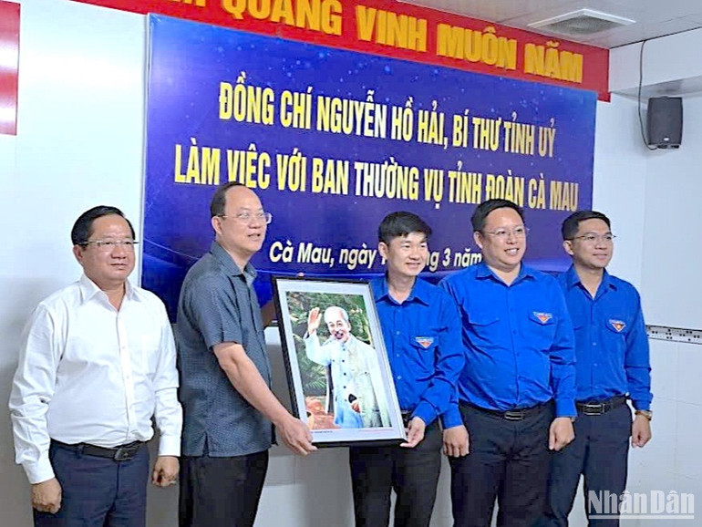 Bí thư Tỉnh ủy Cà Mau Nguyễn Hồ Hải (thứ 2 từ trái qua) trao tặng ảnh Bác Hồ cho Ban Thường vụ Tỉnh đoàn Cà Mau.