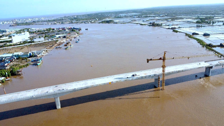 Cầu Gành Hào nối tỉnh Cà Mau và tỉnh Bạc Liêu sắp thông xe kỹ thuật vào cuối tháng 4/2025.