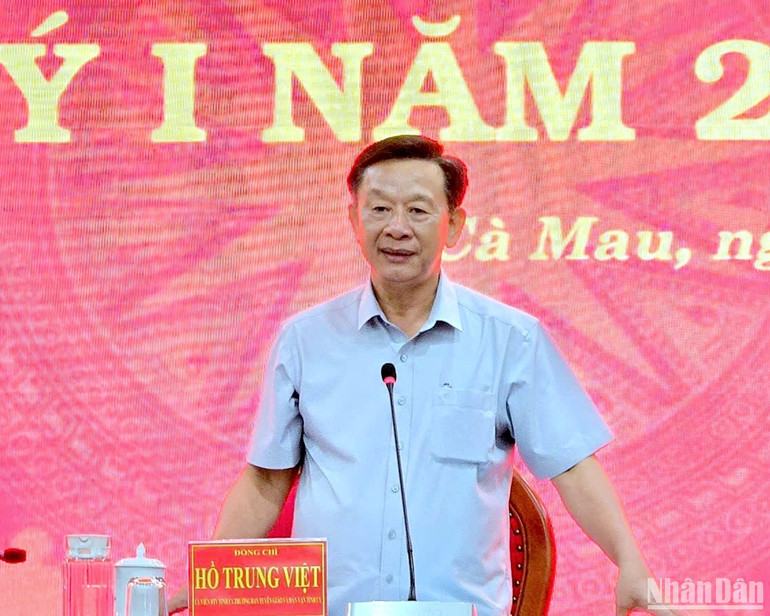 Trưởng Ban Tuyên giáo và Dân vận Tỉnh ủy Cà Mau Hồ Trung Việt phát biểu tại buổi họp báo.