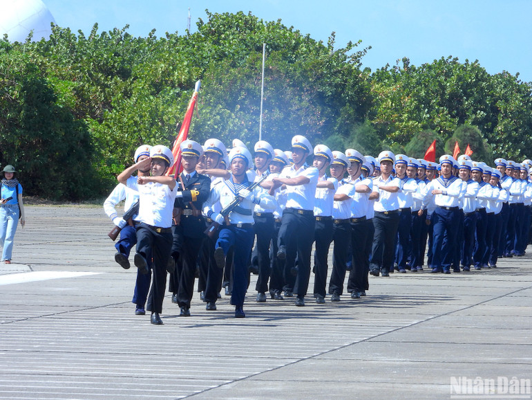 Nghi thức đón Đoàn công tác số 16 đến thăm đảo Trường Sa lớn.
