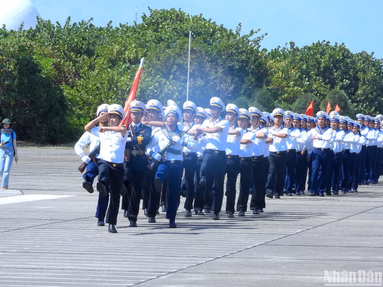 Nghi thức đón Đoàn công tác số 16 đến thăm đảo Trường Sa lớn. Nghi thức đón Đoàn công tác số 16 đến thăm đảo Trường Sa lớn.