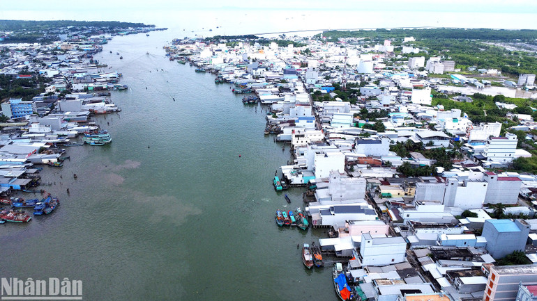 Miền biển Sông Đốc ngày càng phát triển, mật độ dân cư đông kéo theo nhu cầu cao về nơi ở và kinh doanh, buôn bán.