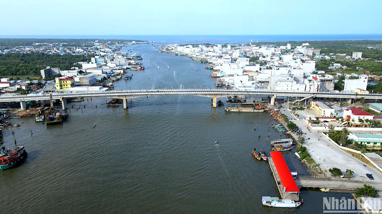 Trong tầm nhìn dài hạn, thị trấn Sông Đốc trở thành đô thị phát triển nhất tại Cà Mau, phấn đấu được công nhận là thị xã trong tương lai.