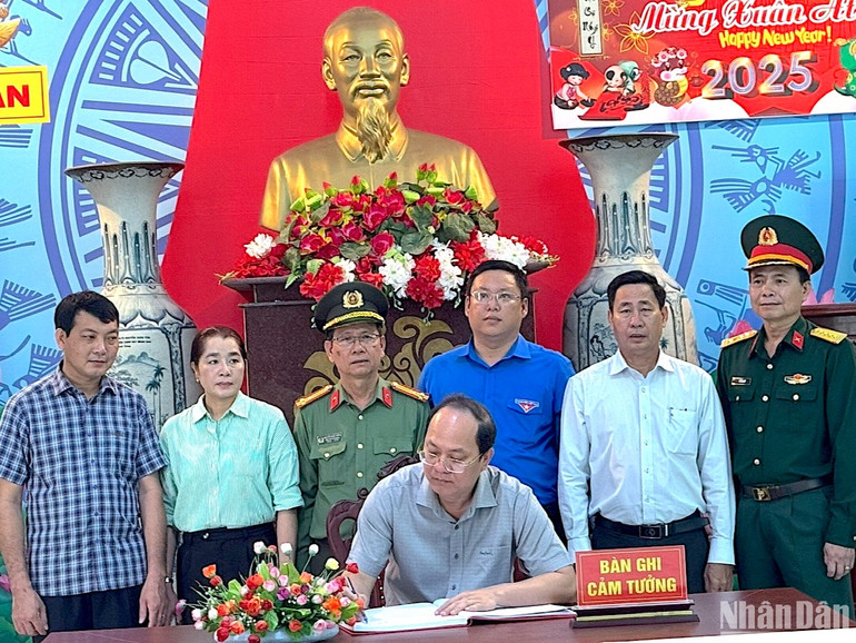 Bí thư Tỉnh ủy Cà Mau Nguyễn Hồ Hải ghi sổ lưu niệm khi đến thăm Di tích lịch sử quốc gia Hòn Đá Bạc.