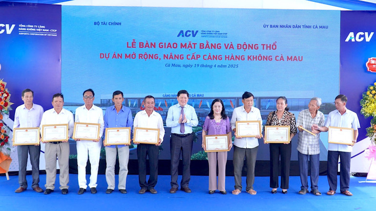 Phó Chủ tịch Ủy ban nhân dân tỉnh Cà Mau Lê Văn Sử (giữa) tặng Bằng khen của Chủ tịch Ủy ban nhân dân tỉnh cho các cá nhân chấp hành tốt việc giao mặt bằng.