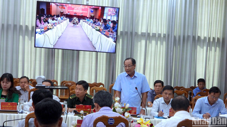 Bí thư Huyện ủy Đầm Dơi (tỉnh Cà Mau) Huỳnh Văn Hiền (đứng) tham gia thảo luận, đóng góp tại hội nghị.