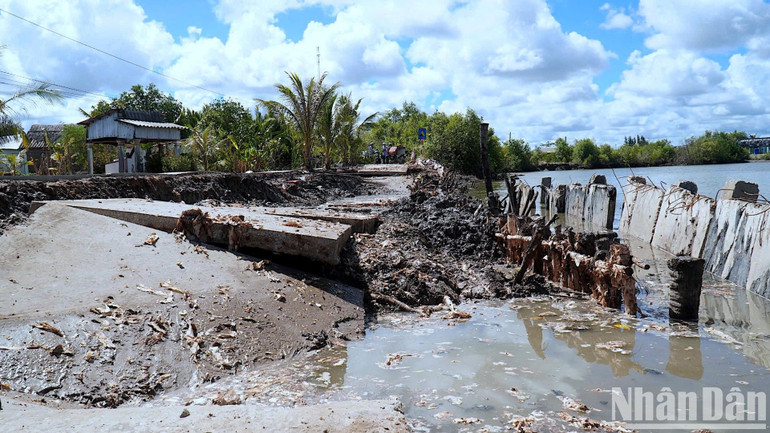Giao thông đi lại giữa các ấp So Đũa, Má Tám và Hiệp Thành (xã Việt Thắng) bị chia cắt vì sự cố sụp lún, sạt lở.
