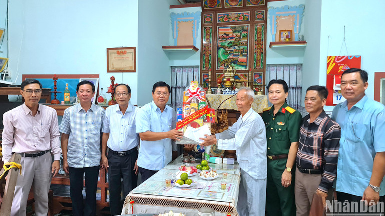 Bí thư Tỉnh ủy Cà Mau Nguyễn Tiến Hải tặng quà ông Trịnh Văn Thư, thương binh 4/4, ở ấp Tân Hiệp, xã Tân Dân. Bí thư Tỉnh ủy Cà Mau Nguyễn Tiến Hải tặng quà ông Trịnh Văn Thư, thương binh 4/4, ở ấp Tân Hiệp, xã Tân Dân.