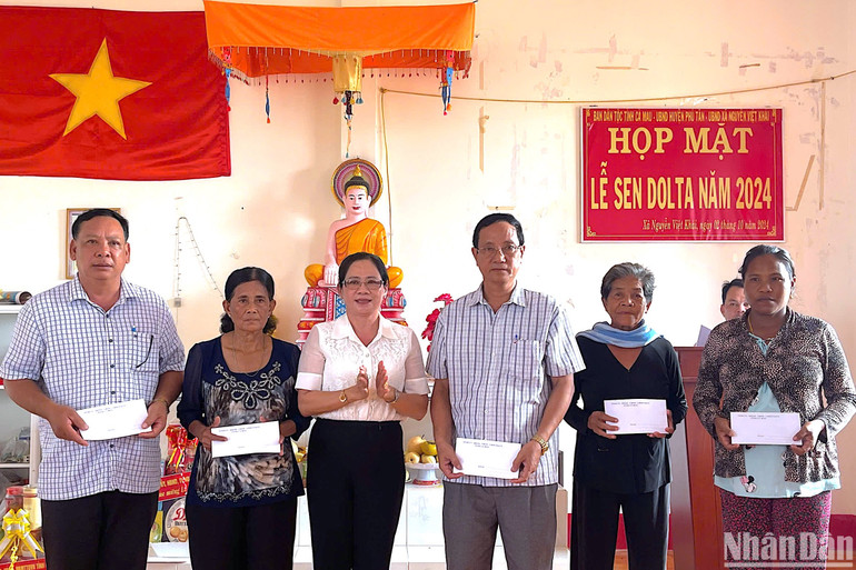 Trong những ngày diễn ra lễ Sen Dolta, Cà Mau thành lập nhiều đoàn công tác đến thăm, tặng quà, chúc mừng đồng bào Khmer tại địa phương.