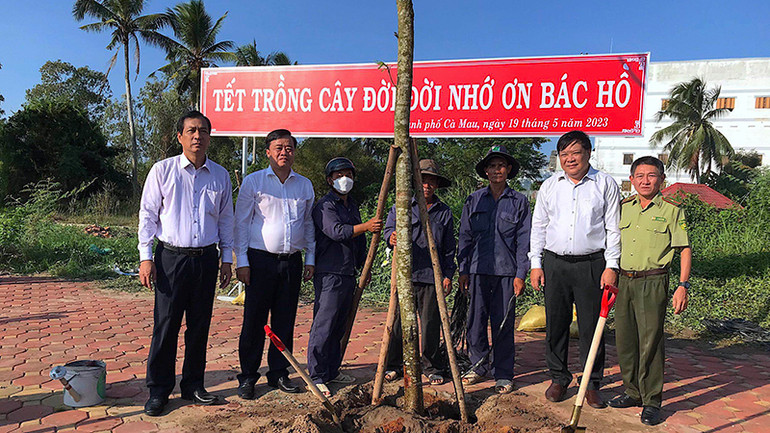 Lãnh đạo tỉnh Cà Mau phát động Tết trồng cây nhớ ơn Bác Hồ