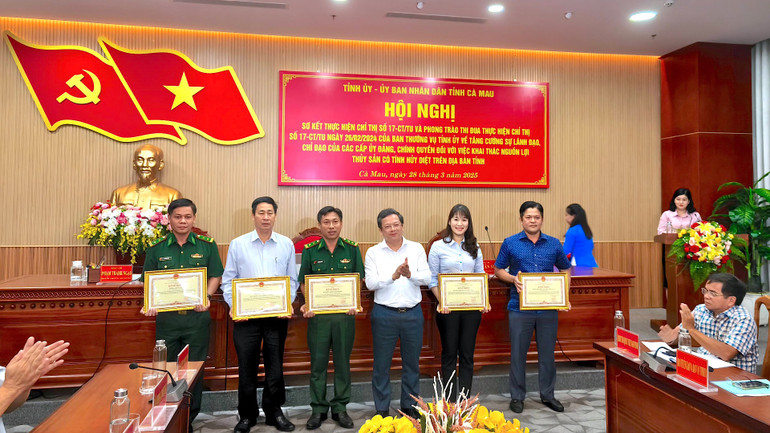 Phó Bí thư Thường trực Tỉnh ủy Cà Mau Nguyễn Đức Hiển (thứ 4 từ trái qua) tặng Bằng khen của Chủ tịch Ủy ban nhân dân tỉnh cho các tập thể thực hiện tốt Chỉ thị 17.
