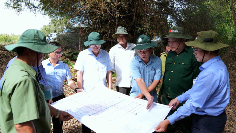 Bí thư Tỉnh ủy và Chủ tịch Ủy ban nhân dân tỉnh Cà Mau (thứ 2 từ phải qua) kiểm tra thực tế công tác phòng cháy, chữa cháy rừng mùa khô vào chiều 11/3.