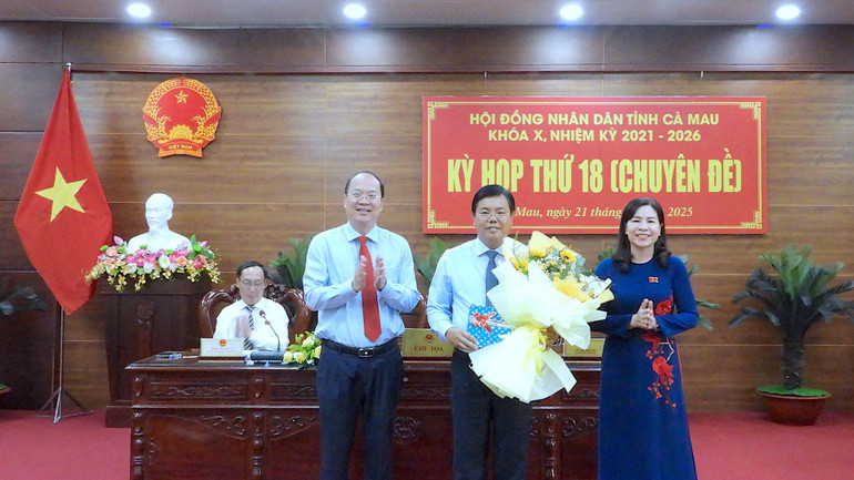 Lãnh đạo Tỉnh ủy và Hội đồng nhân dân tỉnh Cà Mau tặng hoa chúc mừng đồng chí Nguyễn Tiến Hải (giữa) hoàn thành tốt nhiệm vụ tại Cà Mau.