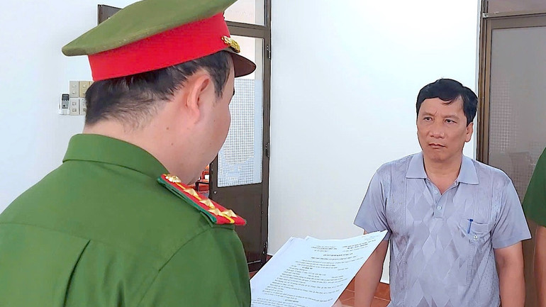 Lực lượng chức năng đọc lệnh bắt tạm giam ông Lê Quốc Mỹ (bìa phải), Trưởng phòng tín dụng đầu tư Quỹ Đầu tư phát triển tỉnh Cà Mau (ảnh Công an cung cấp). Lực lượng chức năng đọc lệnh bắt tạm giam ông Lê Quốc Mỹ (bìa phải), Trưởng phòng tín dụng đầu tư Quỹ Đầu tư phát triển tỉnh Cà Mau (ảnh Công an cung cấp).