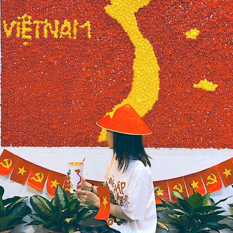 Bản đồ Việt Nam được thiết kế đậm tính thẩm mỹ tại không gian một quán cà-phê ở Cà Mau. Bản đồ Việt Nam được thiết kế đậm tính thẩm mỹ tại không gian một quán cà-phê ở Cà Mau.