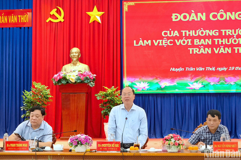 Bí thư Tỉnh ủy Nguyễn Hồ Hải (đứng) phát biểu chỉ đạo tại buổi làm việc với Ban Thường vụ Huyện ủy Trần Văn Thời.