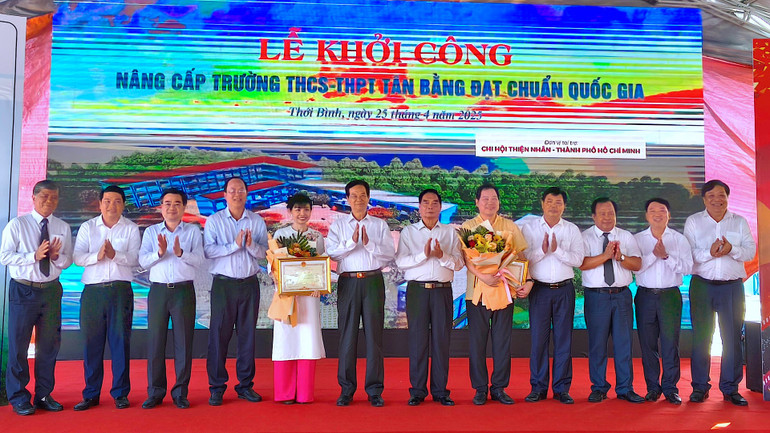 Đồng chi Nguyễn Tấn Dũng, Lê Hồng Anh (giữa) cùng lãnh đạo Thành ủy Thành phố Hồ Chí Minh, Kiên Giang và Cà Mau trao tặng Bằng khen cho tập thể và cá nhân đóng góp hỗ trợ nâng cấp Trường THCS-THPT Tân Bằng.