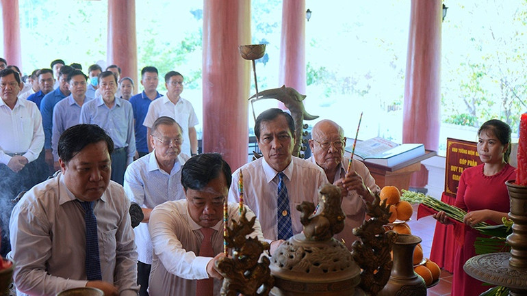 Lãnh đạo tỉnh Cà Mau dâng hoa, dâng hương Chủ tịch Hồ Chí Minh