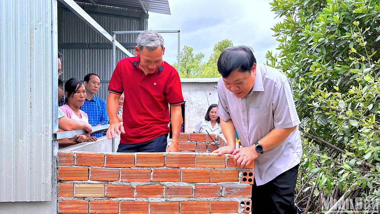 Chủ tịch Ủy ban nhân dân tỉnh Cà Mau Phạm Thành Ngại (bìa phải) kiểm tra chất lượng xây dựng nhà tại huyện Cái Nước nằm trong diện xóa nhà tạm, nhà dột nát. Chủ tịch Ủy ban nhân dân tỉnh Cà Mau Phạm Thành Ngại (bìa phải) kiểm tra chất lượng xây dựng nhà tại huyện Cái Nước nằm trong diện xóa nhà tạm, nhà dột nát.