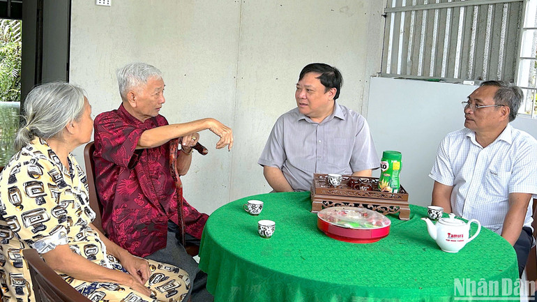 Chủ tịch Ủy ban nhân dân tỉnh Cà Mau Phạm Thành Ngại (thứ 2 từ phải qua) tiếp thu ý kiến của hộ dân tại huyện Cái Nước thuộc diện hỗ trợ xóa nhà tạm, nhà dột nát. Chủ tịch Ủy ban nhân dân tỉnh Cà Mau Phạm Thành Ngại (thứ 2 từ phải qua) tiếp thu ý kiến của hộ dân tại huyện Cái Nước thuộc diện hỗ trợ xóa nhà tạm, nhà dột nát.