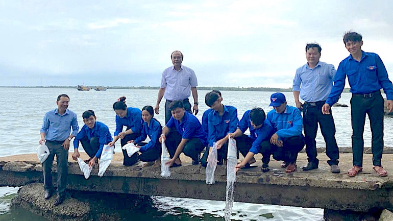 Các đơn vị chức năng tỉnh Cà Mau tiến hành thả con giống về biển, góp phần tái tạo, phục hồi nguồn lợi thủy sản.