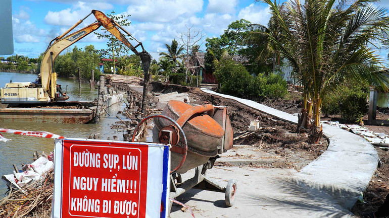 Cắm biển cảnh báo nguy hiểm tại khu vực sạt lở để ngăn xe lưu thông trên đoạn đường sụp lún.