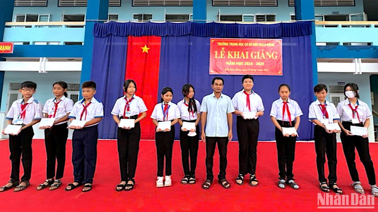 Các em học sinh trên địa bàn xã Biển Bạch Đông tiếp nhận tập học sinh được vận đồng từ Báo Nhân Dân vào sáng 5/9. Các em học sinh trên địa bàn xã Biển Bạch Đông tiếp nhận tập học sinh được vận đồng từ Báo Nhân Dân vào sáng 5/9.