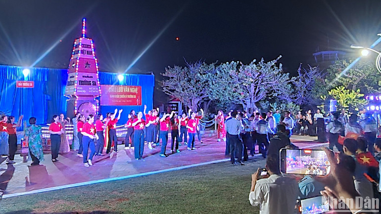Đoàn công tác giao lưu văn nghệ với các chiến sĩ trên đảo Trường Sa lớn.