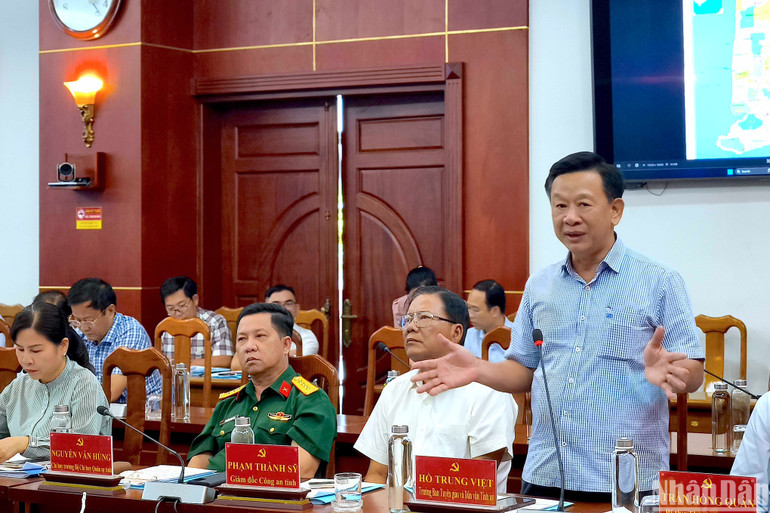 Trưởng Ban Tuyên giáo và Dân vận Tỉnh ủy Cà Mau (đứng) góp ý kiến tại hội nghị về một số địa danh đơn vị cấp xã tại Cà Mau.