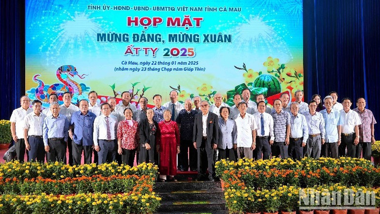 Các đại biểu lãnh đạo tỉnh Cà Mau và cán bộ hưu trí chụp hình lưu niệm nhân họp mặt mừng Đảng, mừng Xuân mới 2025 Các đại biểu lãnh đạo tỉnh Cà Mau và cán bộ hưu trí chụp hình lưu niệm nhân họp mặt mừng Đảng, mừng Xuân mới 2025