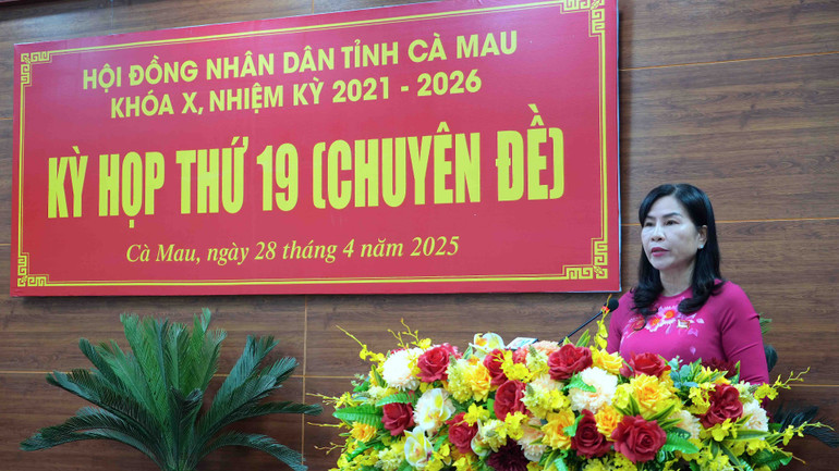 Phó Chủ tịch điều hành Hội đồng nhân dân tỉnh Cà Mau Lê Thị Nhung phát biểu bế mạc kỳ họp.