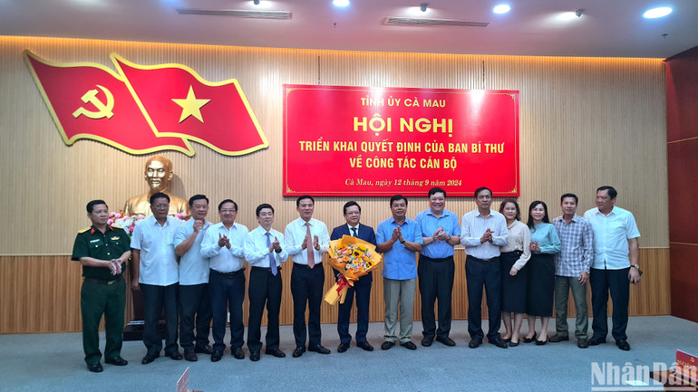 Tân Phó Bí thư Tỉnh ủy Cà Mau Nguyễn Đức Hiển (cầm hoa) chụp hình lưu niệm với lãnh đạo Ban Tổ chức Trung ương và Ban Thường vụ Tỉnh ủy Cà Mau.