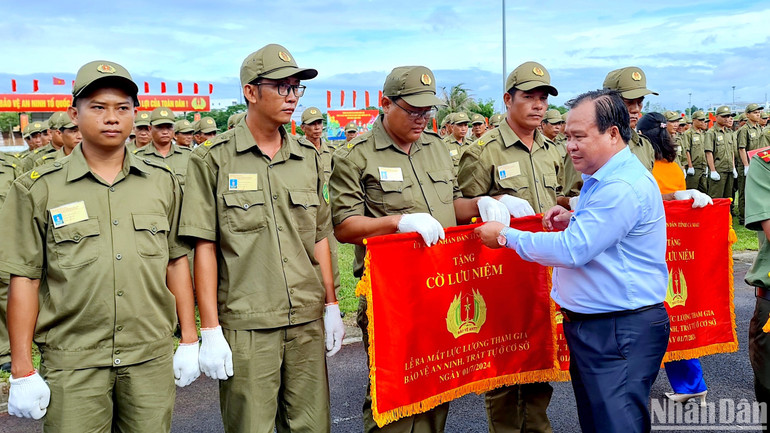 Lãnh đạo tỉnh Cà Mau trao cờ lưu niệm cho lực lượng an ninh trật tự ở cơ sở.