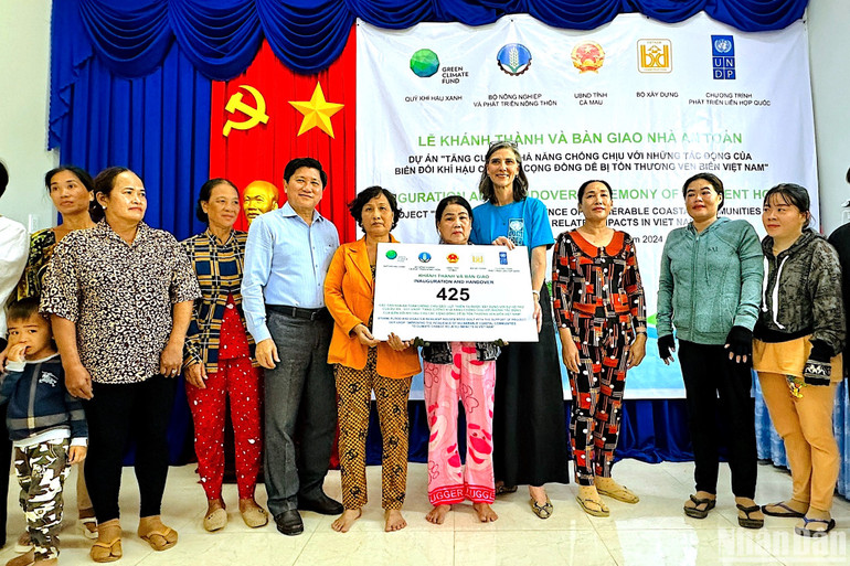 Đại diện cư dân nghèo ven biển huyện U Minh (tỉnh Cà Mau) tiếp nhận nhà trao tặng từ UNDP và GCF. Đại diện cư dân nghèo ven biển huyện U Minh (tỉnh Cà Mau) tiếp nhận nhà trao tặng từ UNDP và GCF.