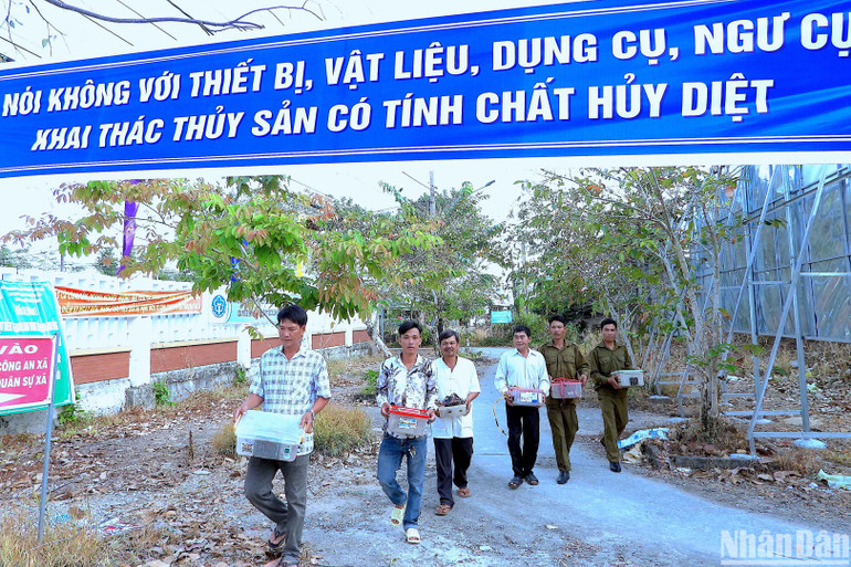 Nhân dân xã Khánh Thuận (huyện U Minh, tỉnh Cà Mau) chủ động giao nộp xung điện, kích điện.