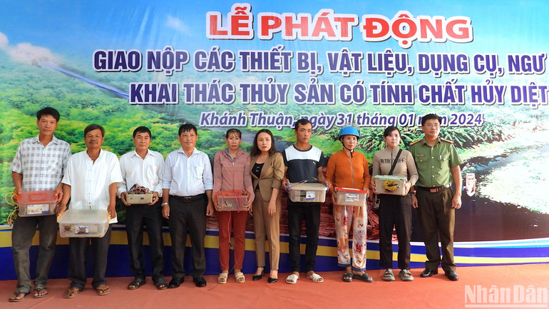 Chính quyền huyện U Minh (tỉnh Cà Mau) tiếp nhận dụng cụ khai thác là xung điện, kích điện do người dân giao nộp.