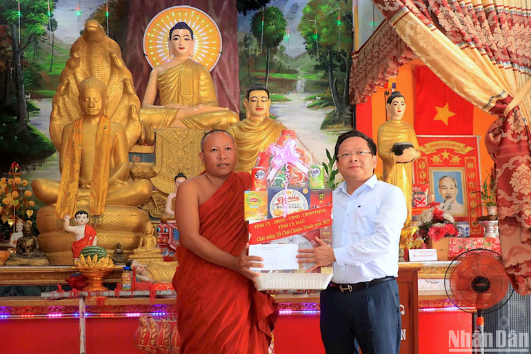 Phó Bí thư Thường trực Tỉnh ủy Cà Mau Nguyễn Đức Hiển (bìa phải) tặng quà tết chùa Rạch Cui, xã Khánh Bình Đông, huyện Trần Văn Thời.