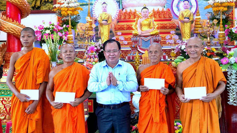 Phó Chủ tịch Ủy ban nhân dân tỉnh Cà Mau Nguyễn Minh Luân (giữa) tặng quà chúc mừng Tết Chôl Chnăm Thmây các sư sãi tại chùa Monivongsa.