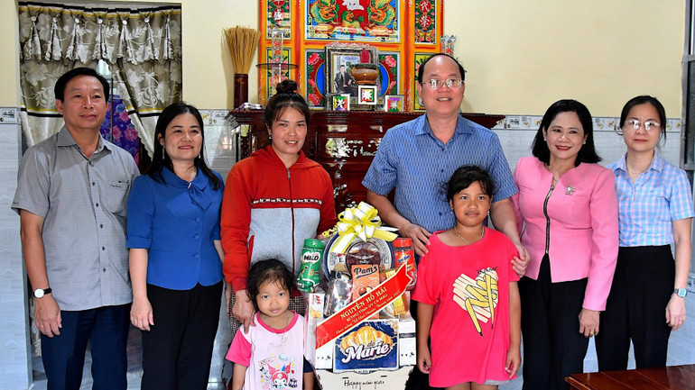 Bí thư Tỉnh ủy Cà Mau Nguyễn Hồ Hải (giữa, đeo kính) cùng Đoàn công tác của Tỉnh ủy Cà Mau tặng quà, mừng Tết gia đình bà Hữu Thị Lan (huyện Thới Bình).