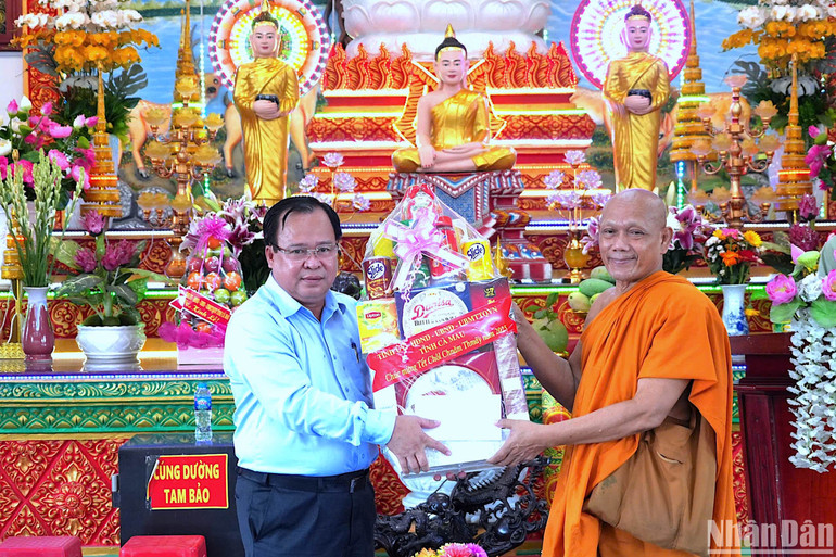 Phó Chủ tịch Ủy ban nhân dân tỉnh Cà Mau Nguyễn Minh Luân (bìa trái) tặng quà cho Hoà thượng Thạch Hà, trụ trì chùa Monivongsa.