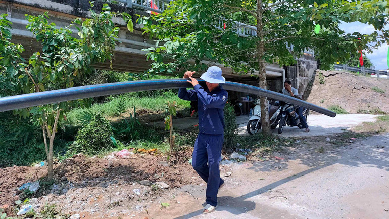 Thi công mở rộng tuyến ống dẫn nước ngay sau lễ khởi công trên địa bàn xã Biển Bạch.