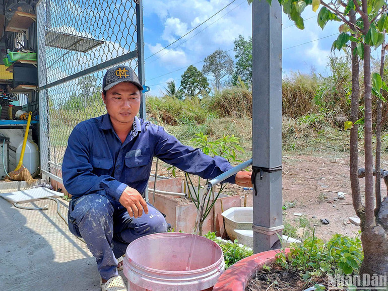 Người dân xã Biển Bạch vận hành thử đường ống cấp nước vừa được mở rộng, đấu nối.