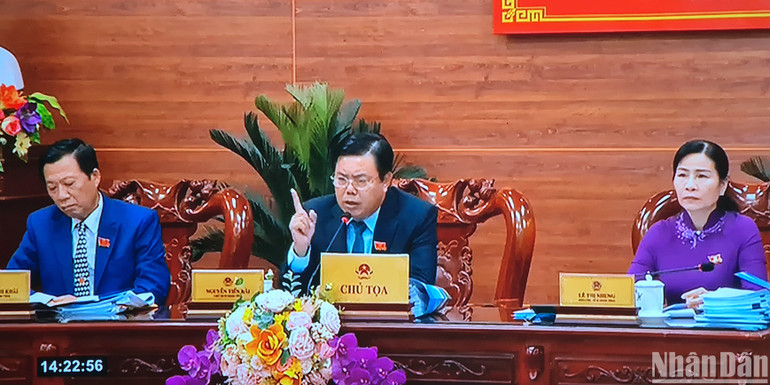 Bí thư Tỉnh ủy, Chủ tịch Hội đồng nhân dân tỉnh Cà Mau Nguyễn Tiến Hải (giữa) yêu cầu làm rõ “tham nhũng vặt” đến từ đâu, khắc phục ra sao.