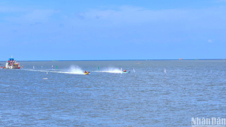 Đường chạy dài 600m dành cho vận động viên nam, mỗi vòng thi 2 phương tiện theo hình thức loại trực tiếp.